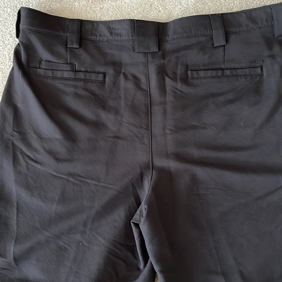 Izod men’s golf shorts. Like new condition. - Picture 4 of 4